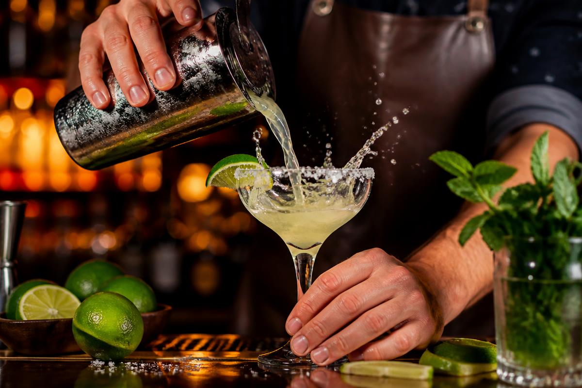 Premium margarita pour